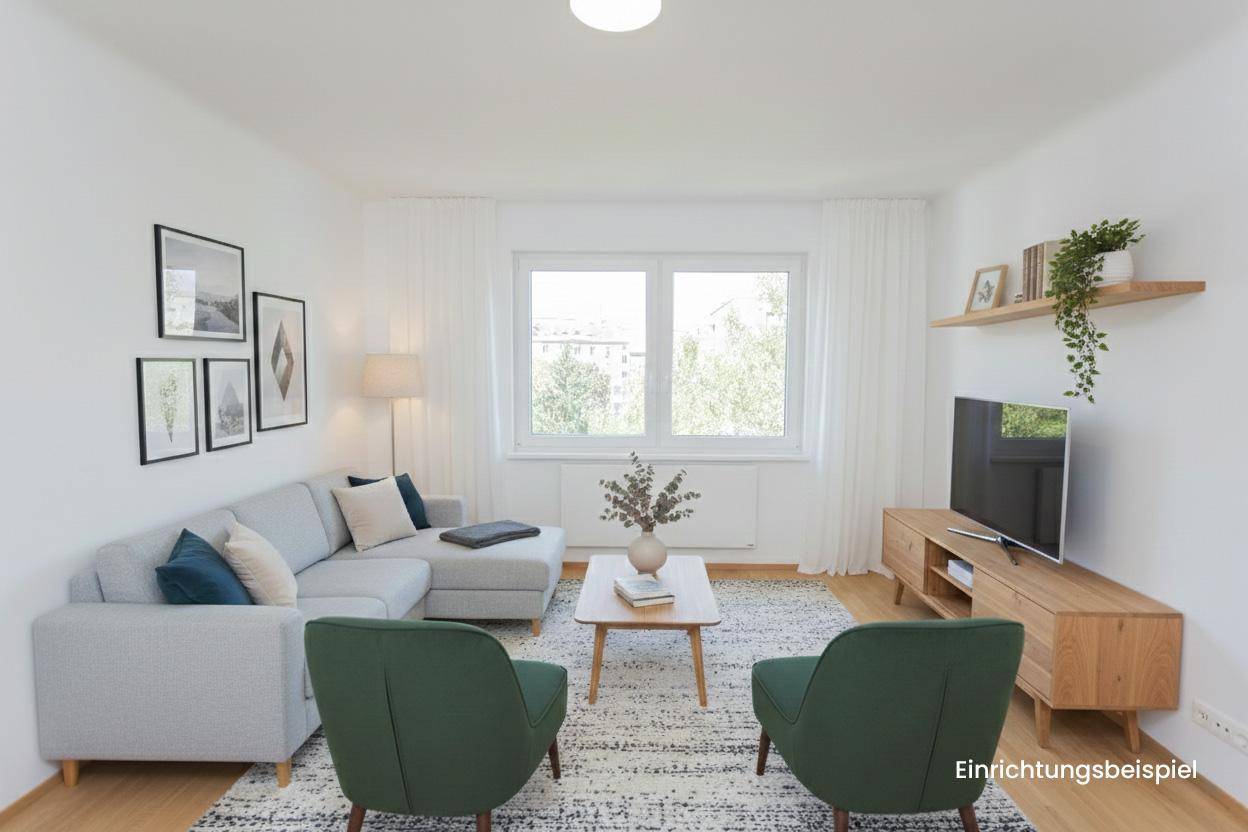Gemütliches Wohnzimmer mit modernem Sofa, zwei Sesseln und Blick ins Grüne.