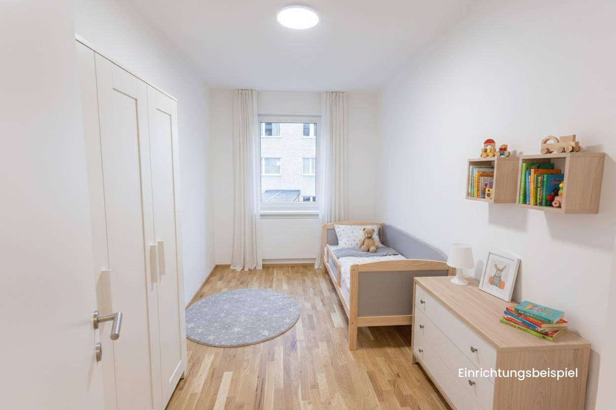 Helles Kinderzimmer mit Holzboden, Bett, Schrank und Fenster, als Einrichtungsbeispiel dargestellt.
