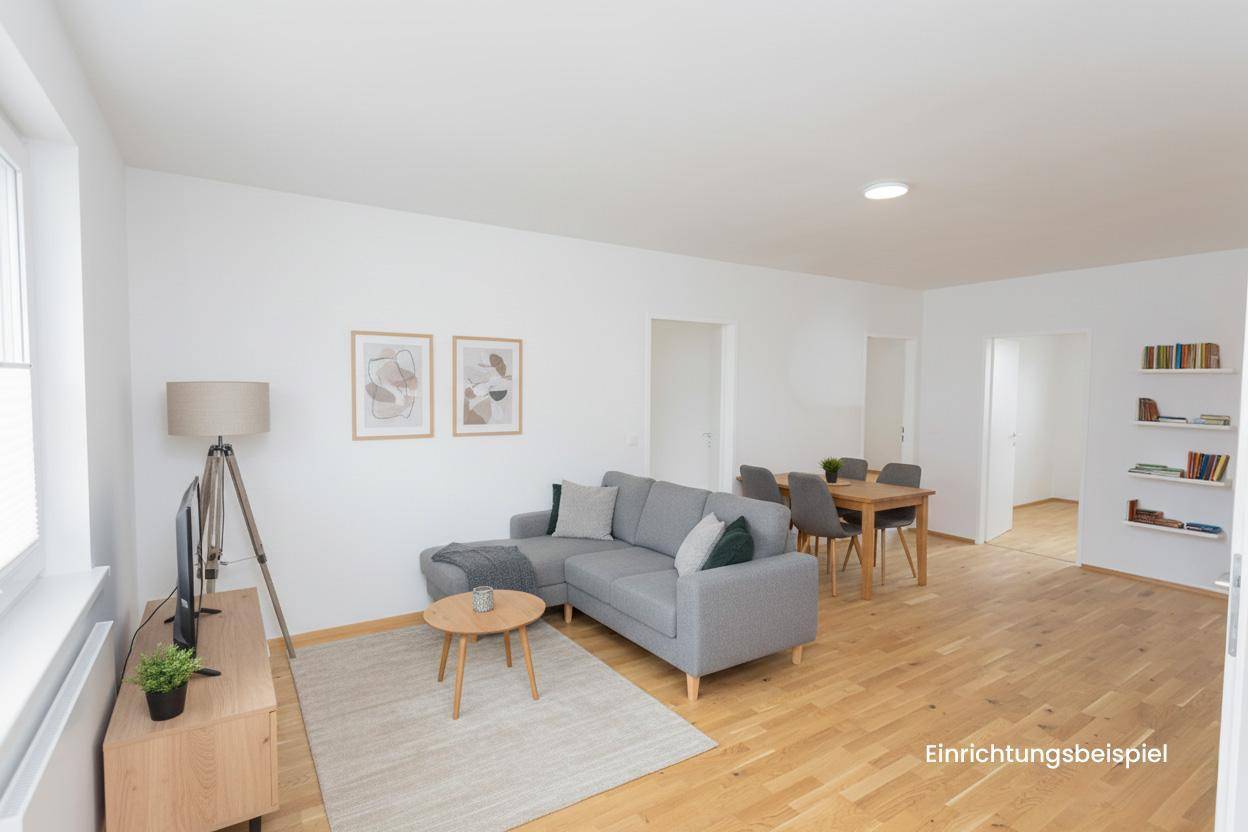 Offener Wohn-Essbereich mit modernem Sofa, Esstisch und Eichenparkett, gemütlich eingerichtet.