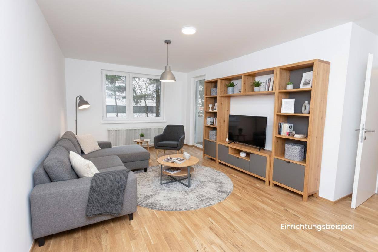 Helles Wohnzimmer mit modernem Sofa, Holzboden und Blick ins Grüne durch große Fenster.