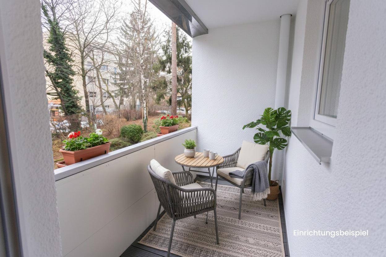 Möblierter Balkon mit Sitzgelegenheiten, Pflanzen und Blick ins Grüne.