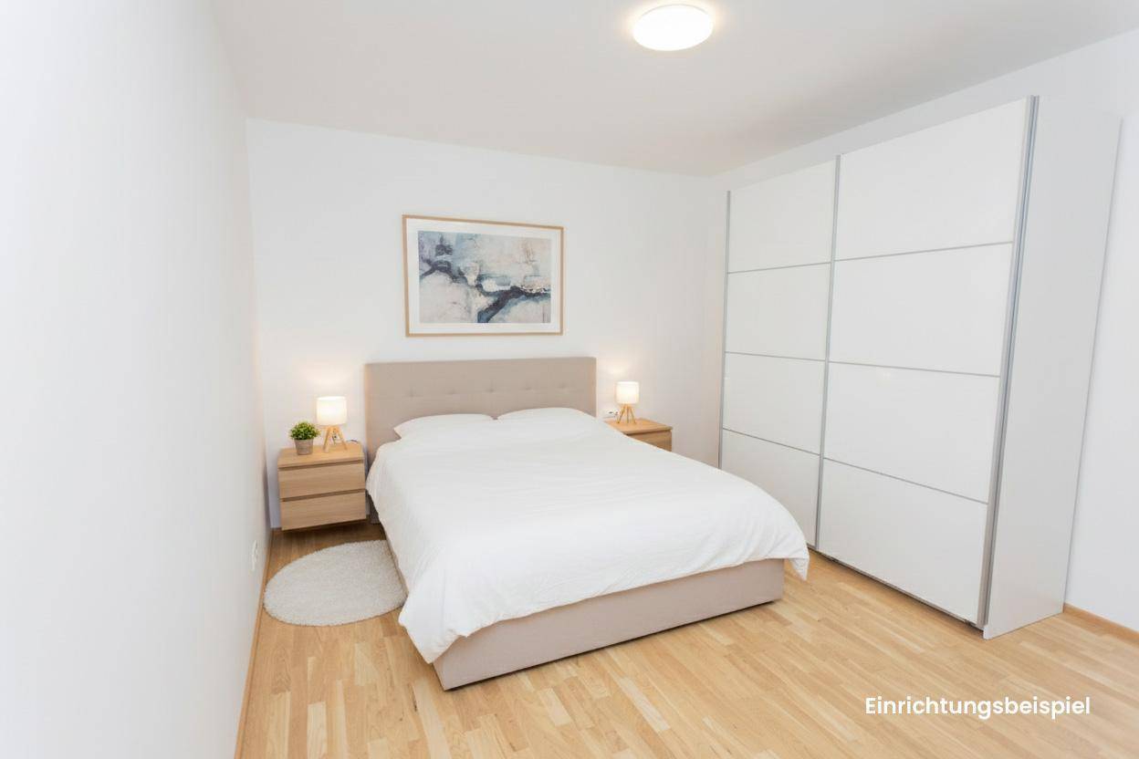 Gemütliches Schlafzimmer mit Holzboden, einem Doppelbett und einem geräumigen weißen Schiebetürenschrank.