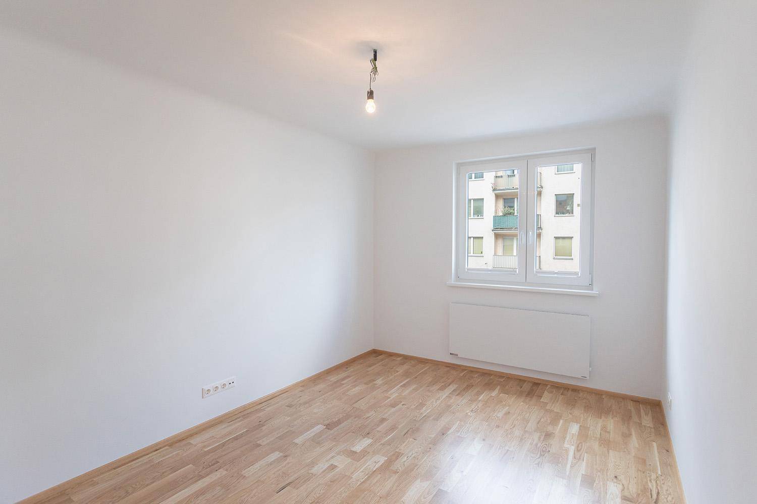 Geräumiges Schlafzimmer mit Parkettboden und Fenster, ideal für individuelle Gestaltung, hell und offen.