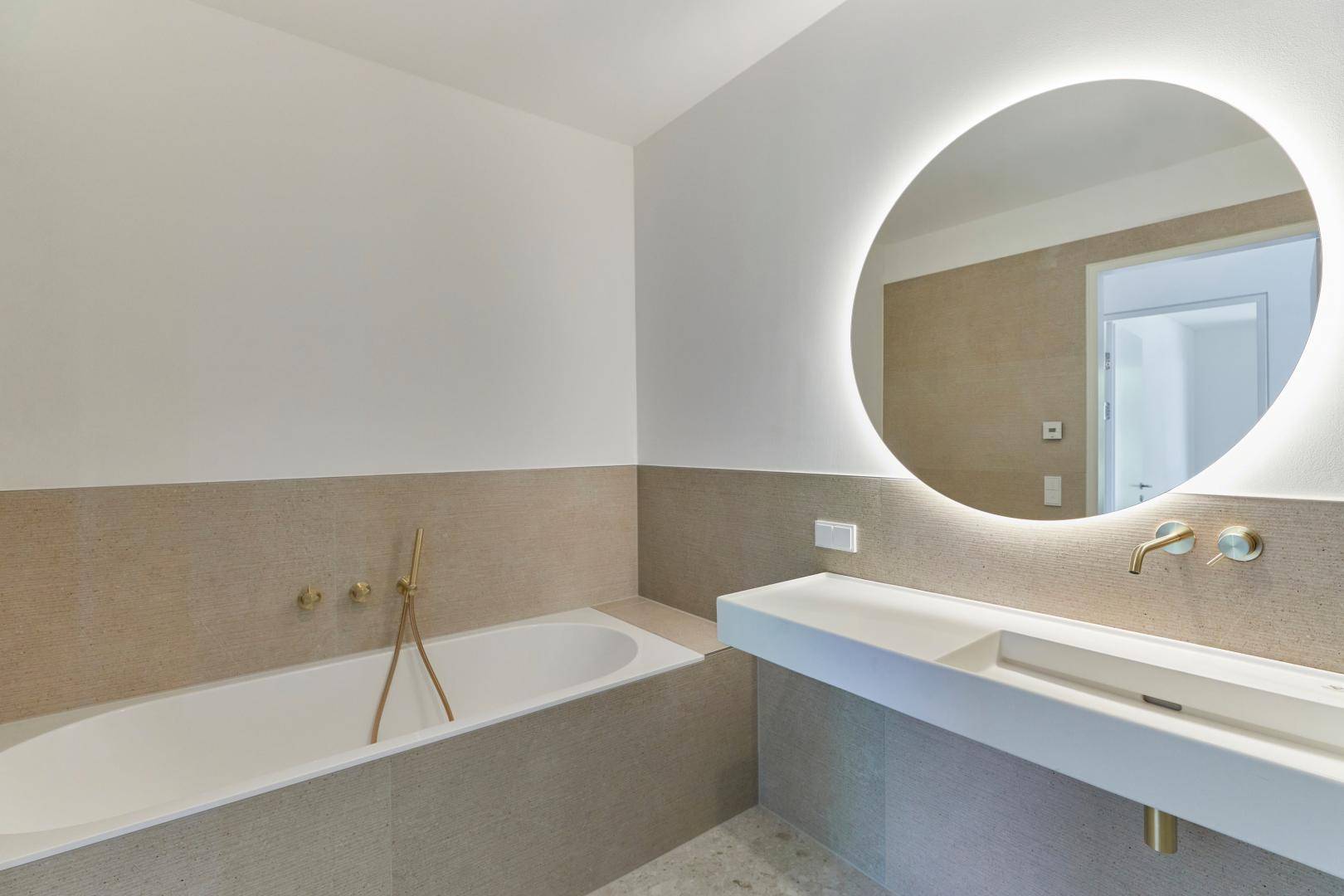 Bad mit begehbarer Dusche und Badewannen