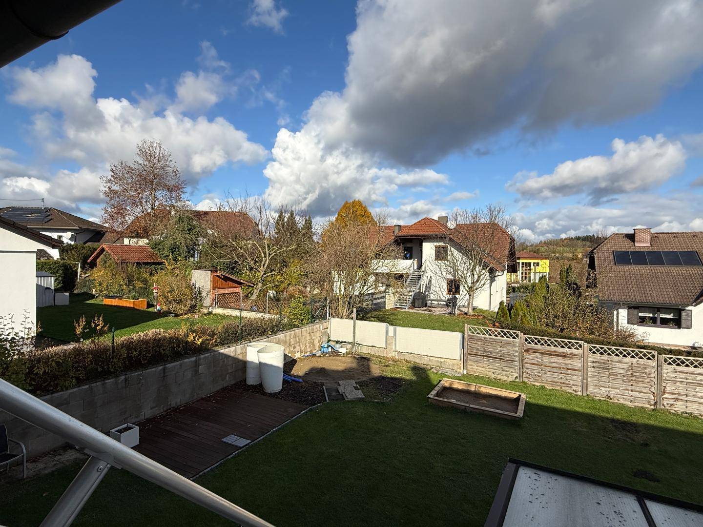 Ausblick vom Obergeschoss auf den Garten, die Nachbarschaft und die weite Landschaft.