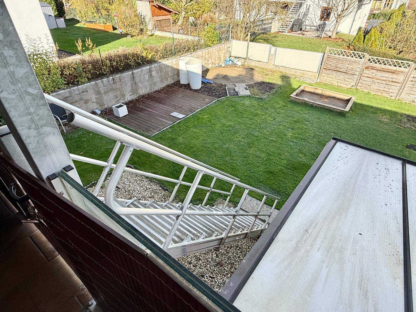 Außentreppe führt von der oberen Terrasse hinunter in den Gartenbereich.