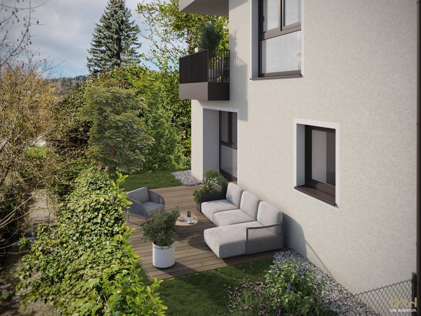 Erdgeschoss-Terrasse mit moderner Lounge-Möblierung, umgeben von üppigem Grün und Pflanzen.