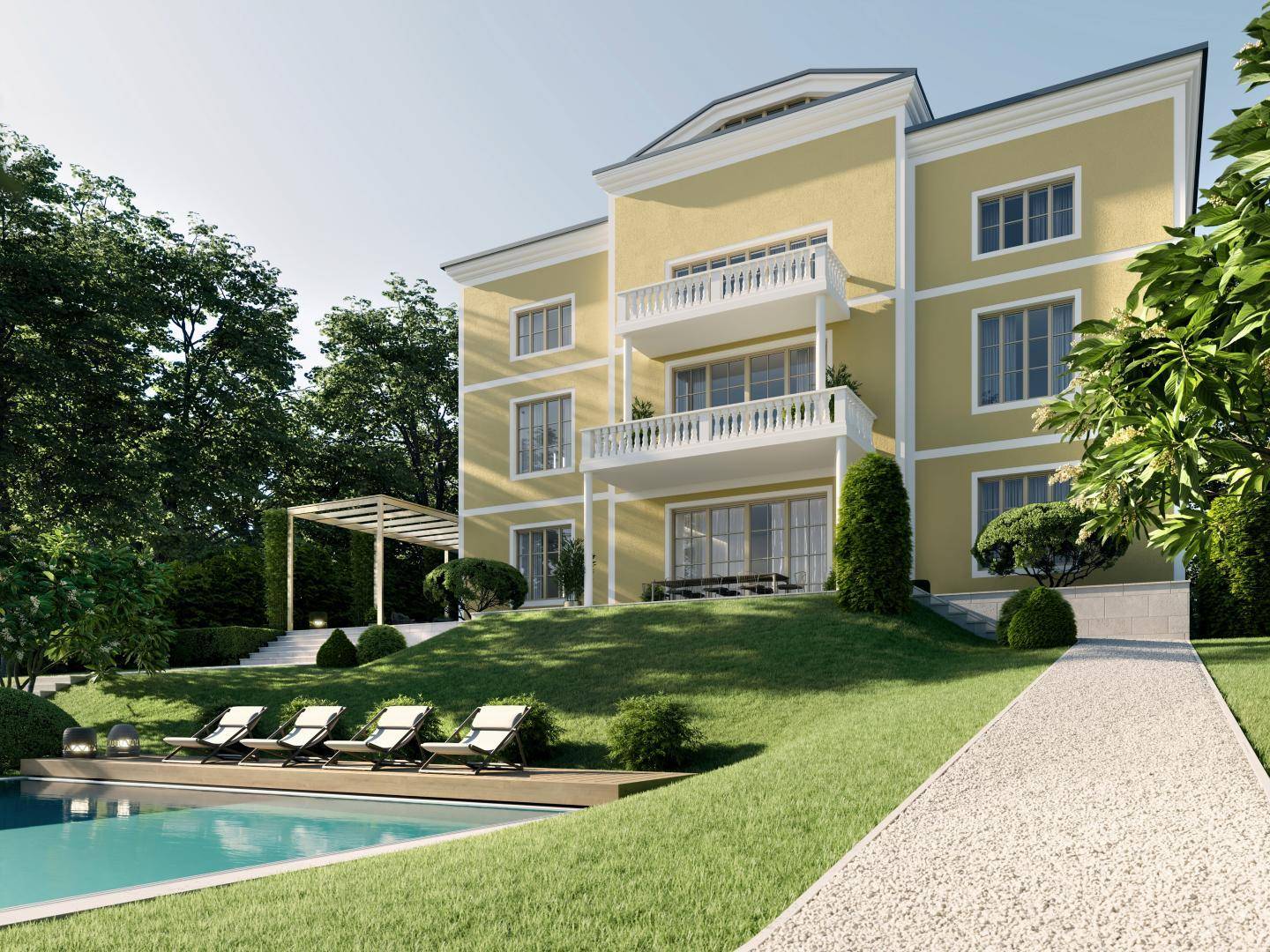 Seitenansicht der gelben Villa mit Pergola, weitläufigem Garten und großem Swimmingpool im Vordergrund.