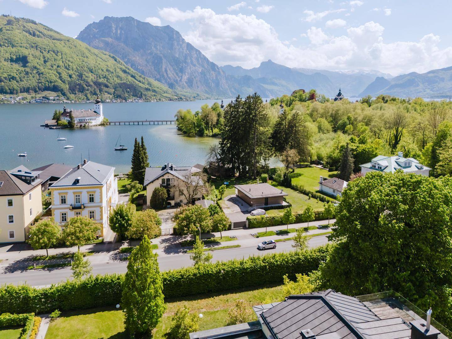 Luftaufnahme der malerischen Umgebung mit See, Bergen und der charmanten Architektur der Nachbarschaft.