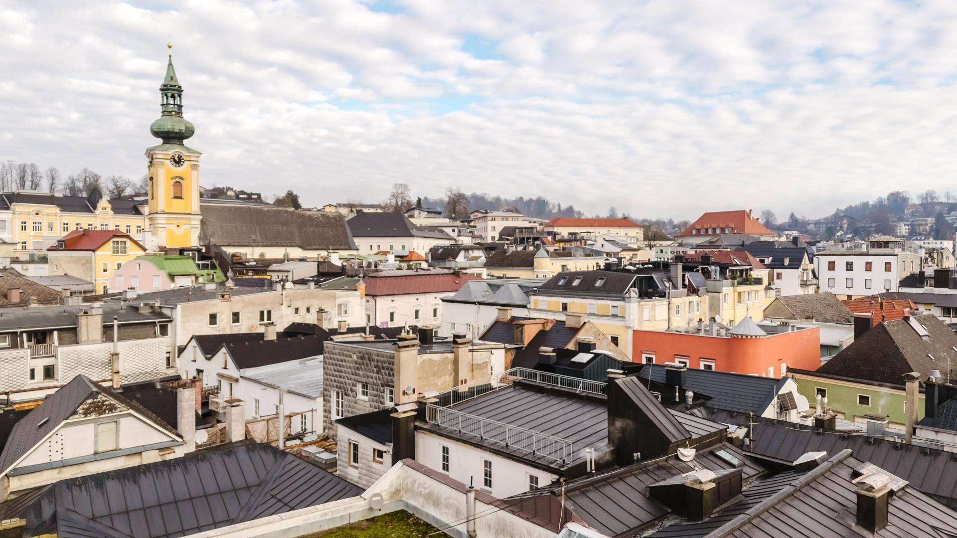 Blick über die Dächer der Altstadt mit einem markanten Kirchturm im Vordergrund.