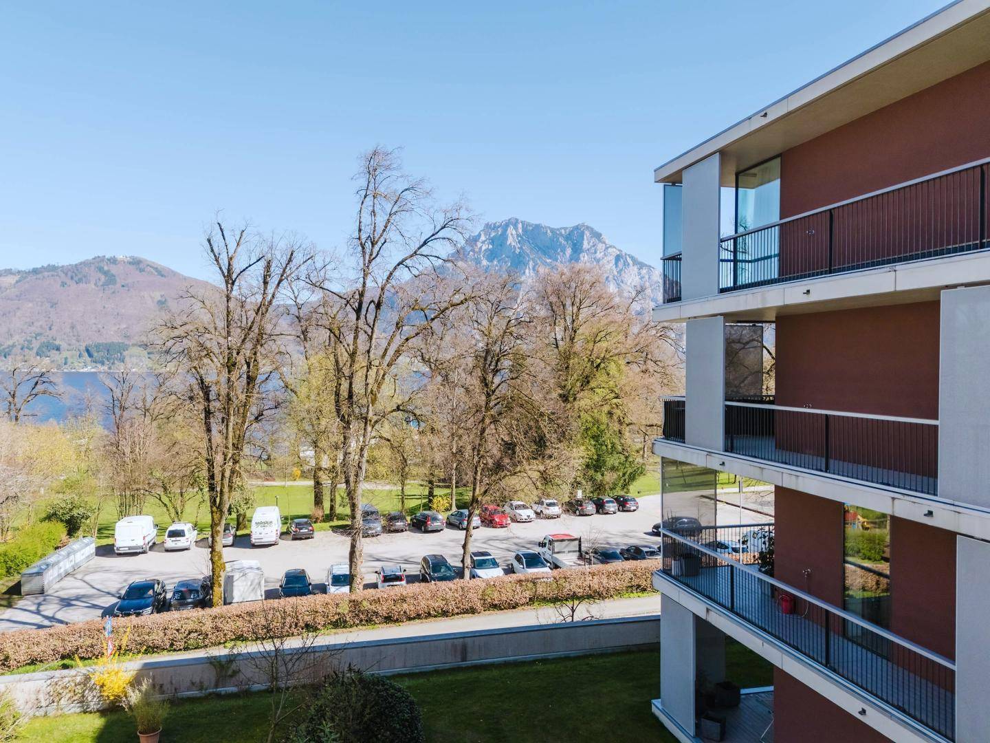 Panoramablick auf den See und die Berge von einem der modernen Wohngebäude aus.