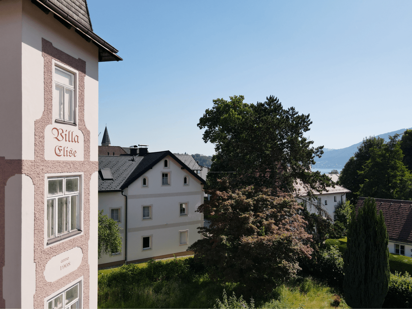 Historische Villa Elise aus dem Jahr 1908 mit Blick auf den See und die Berge.