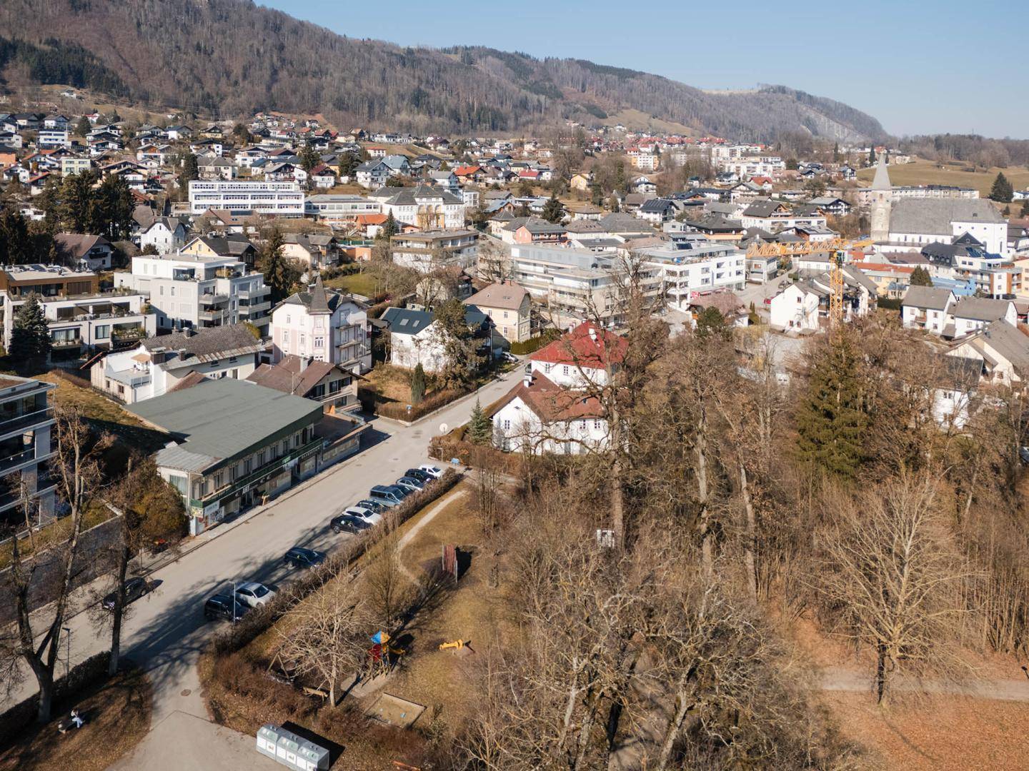Panoramablick auf die Stadt, Berge und die weite Landschaft.