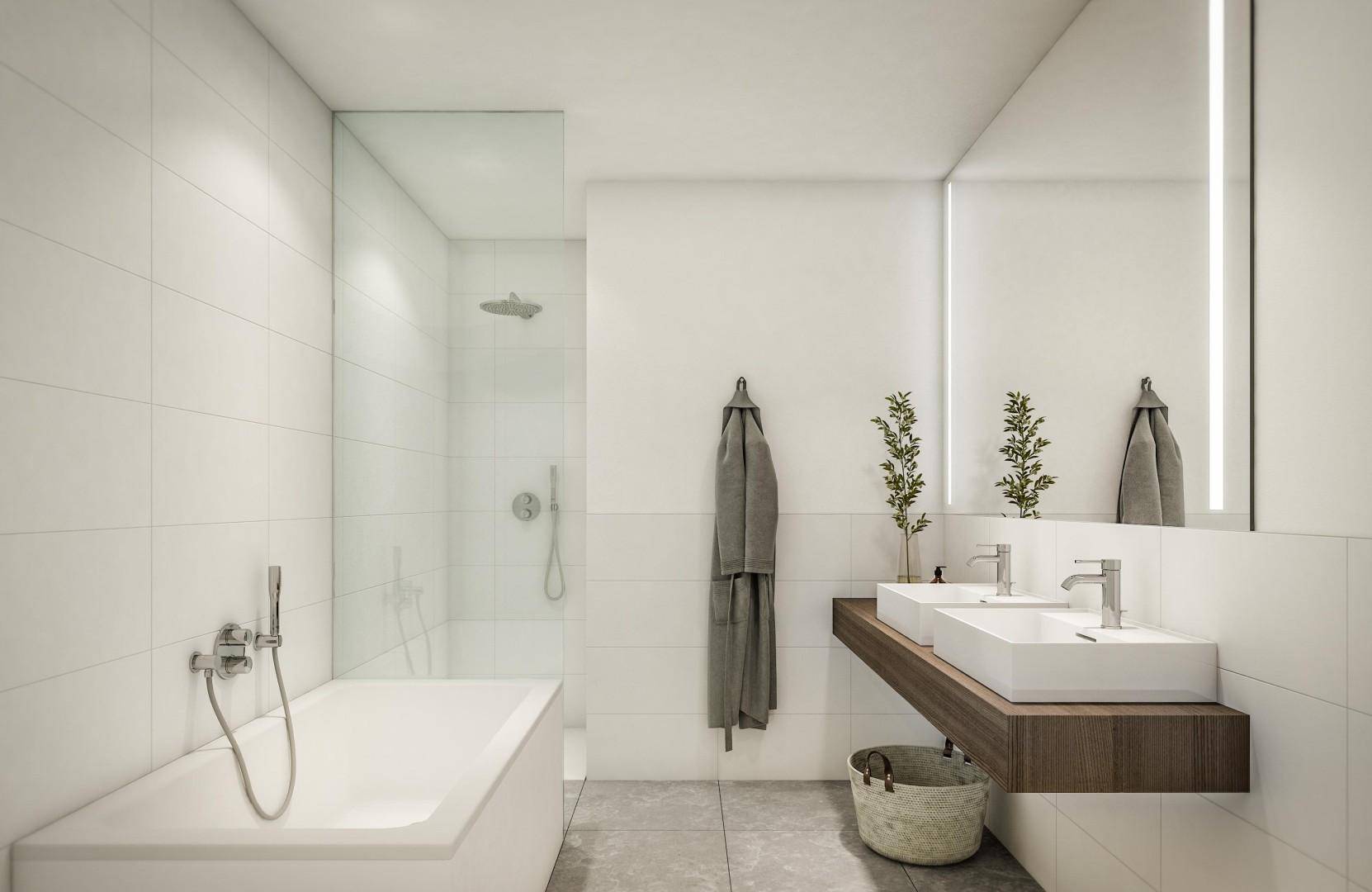 Modernes Badezimmer mit Doppelwaschbecken, Badewanne und begehbarer Dusche.