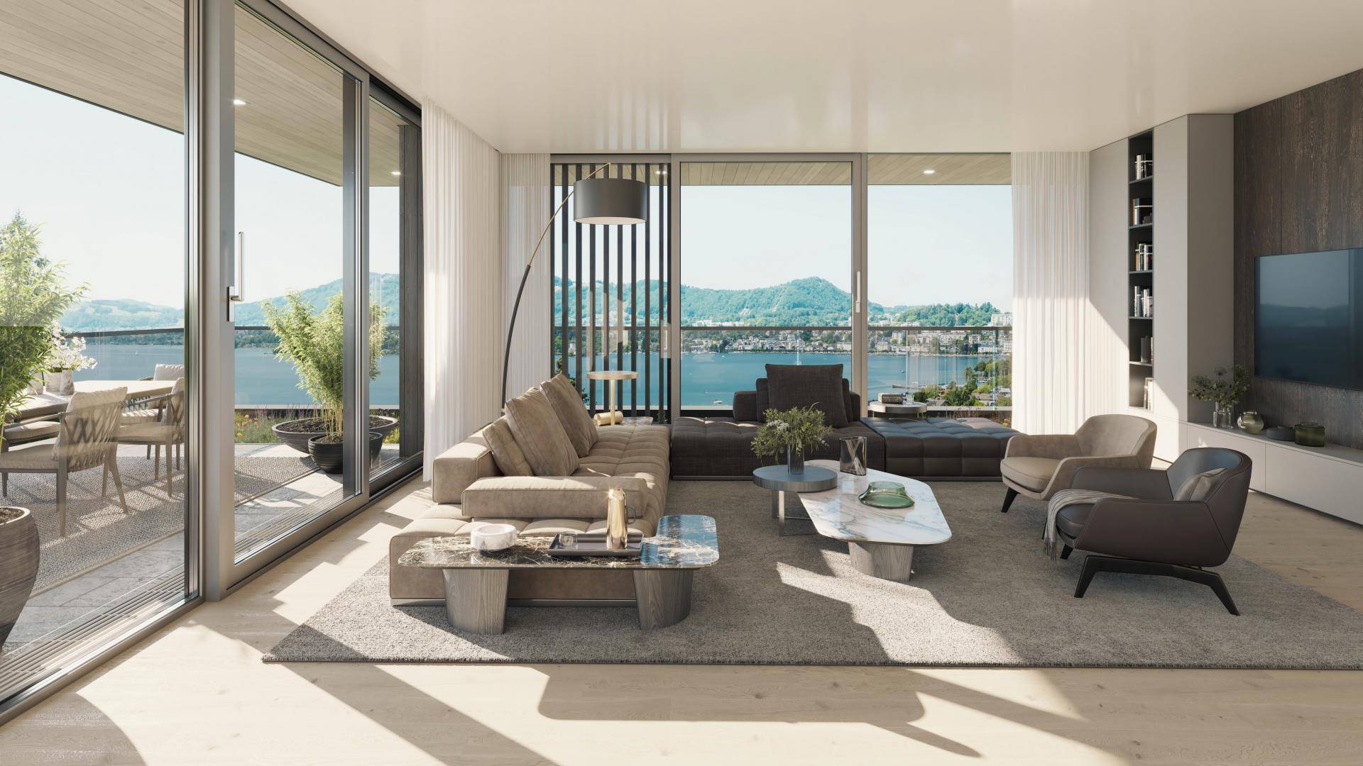 Geräumiges Wohnzimmer mit großen Fenstern, Seeblick und Zugang zu einem Balkon.