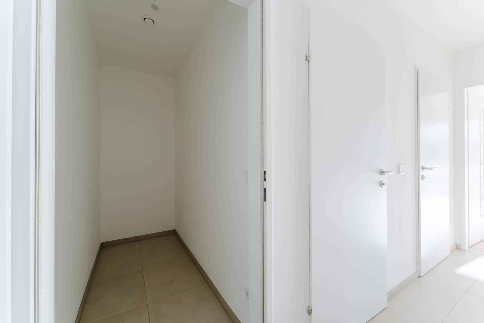 Praktischer Abstellraum mit Fliesenboden, ideal für zusätzlichen Stauraum im Haushalt.