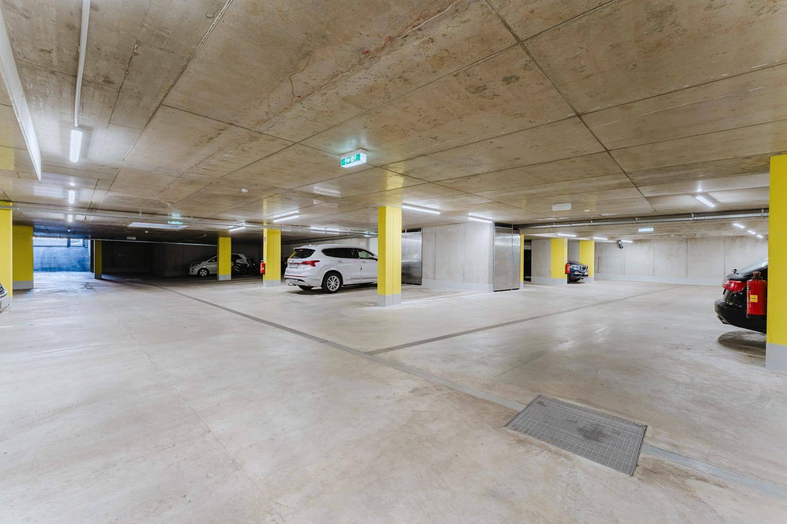 Geräumige Tiefgarage mit vielen Stellplätzen und guter Beleuchtung.