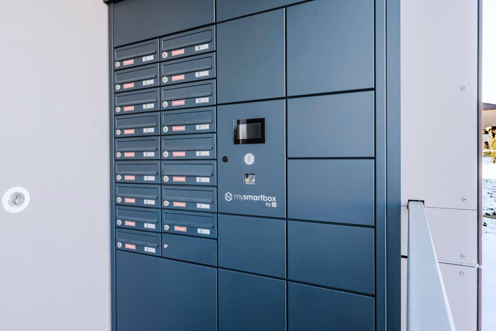 Moderne Briefkastenanlage mit integrierter Paketbox für bequemen Empfang von Sendungen.