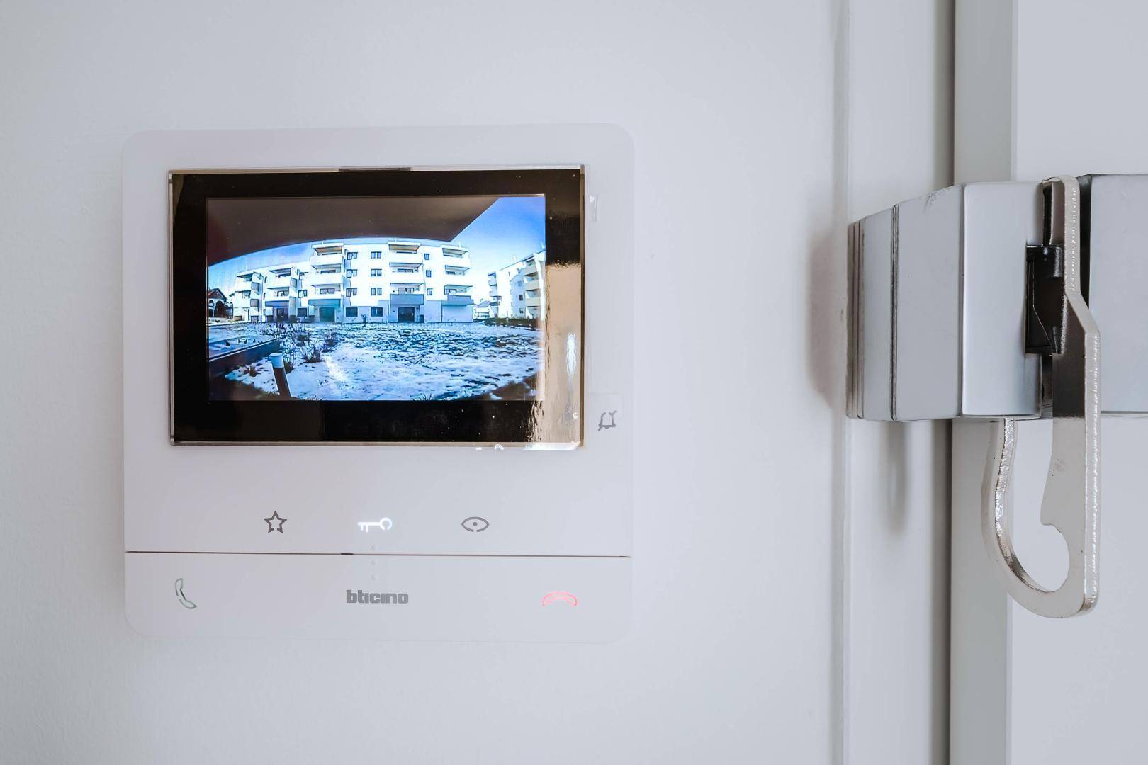 Moderne Video-Gegensprechanlage im Eingangsbereich der Wohnung für erhöhte Sicherheit.