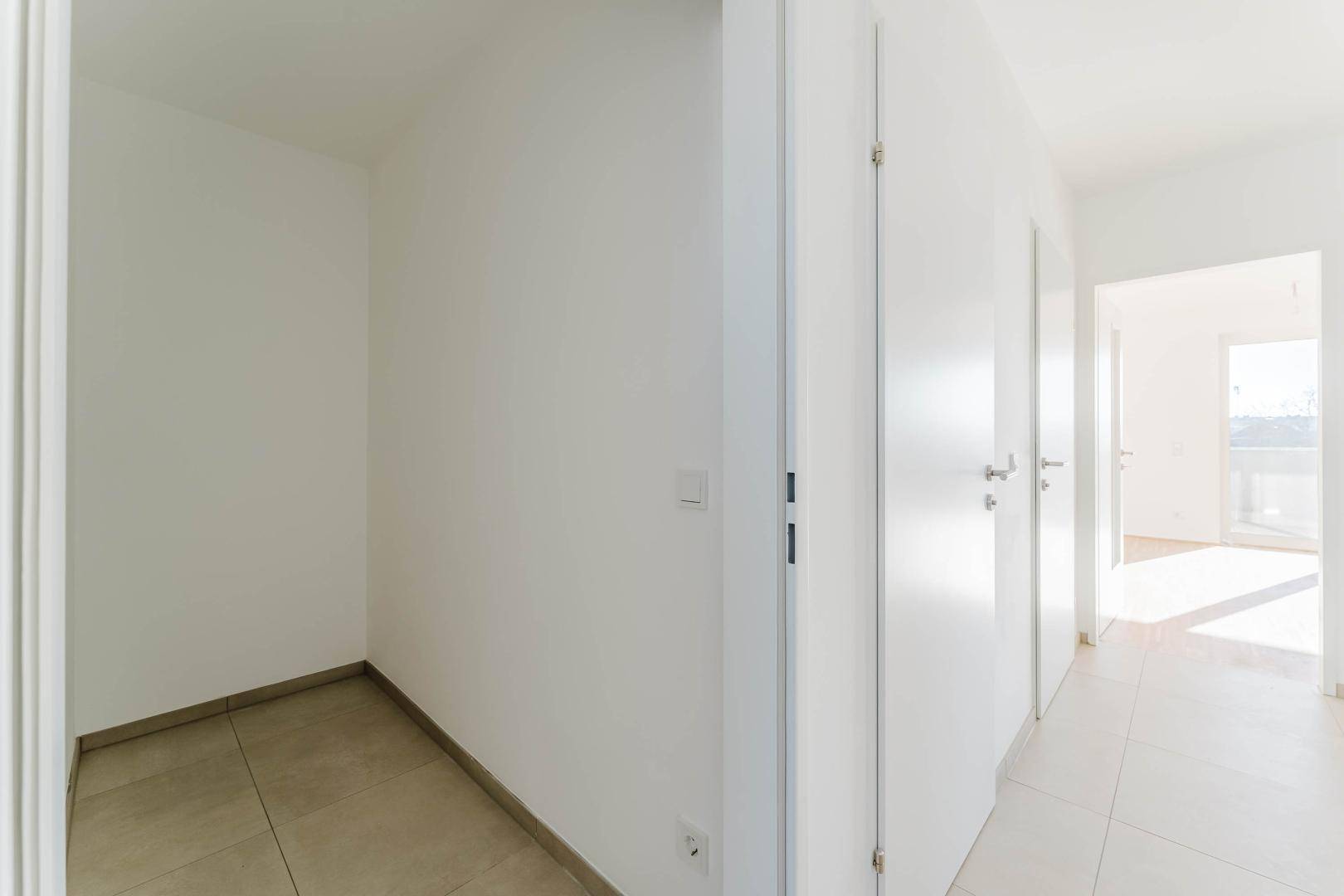 Praktischer Abstellraum mit Fliesenboden, ideal für zusätzlichen Stauraum in der Wohnung.