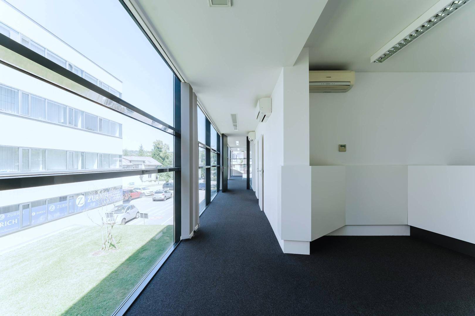 Gang mit Sicht auf Büro 1