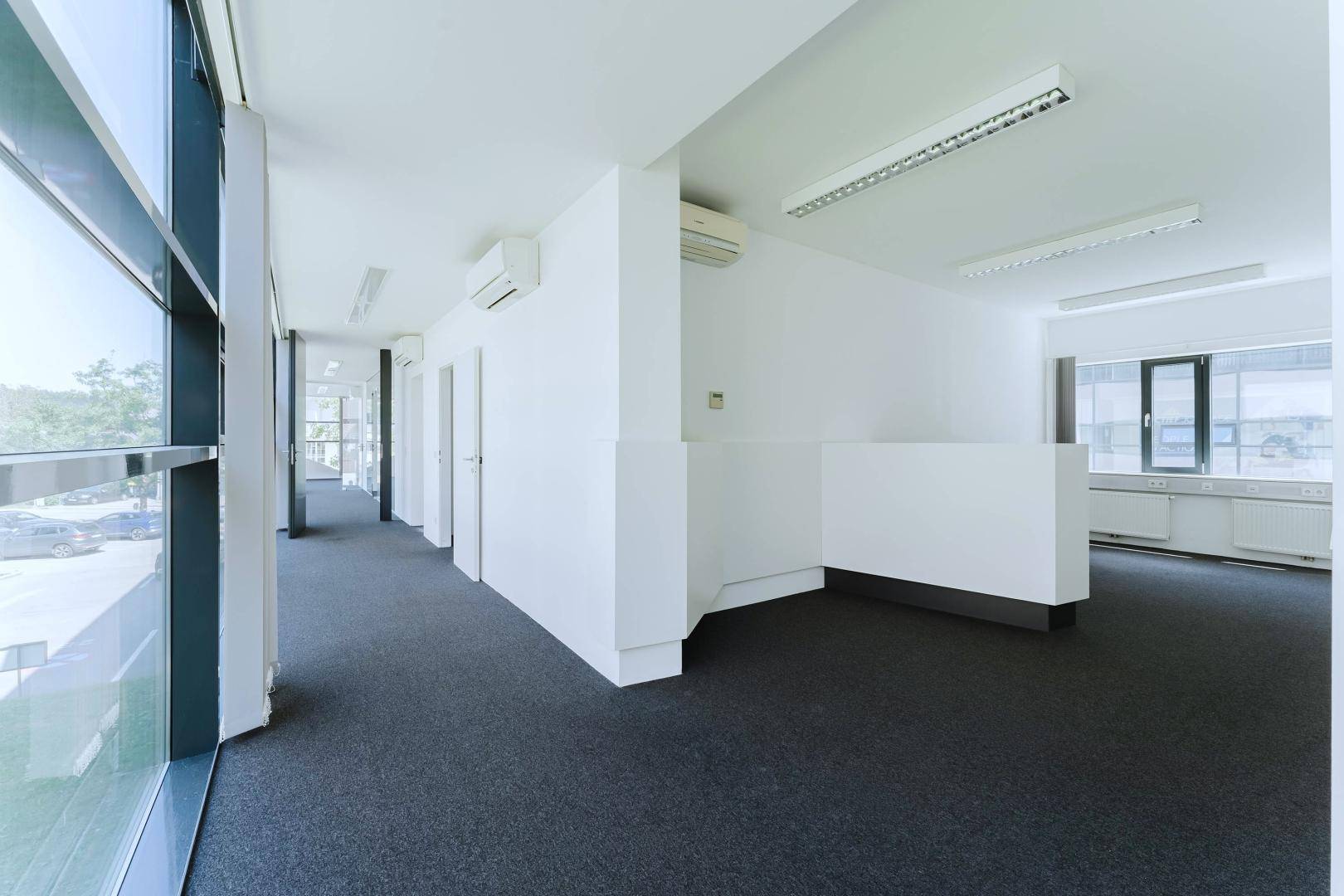 Gang mit Sicht auf Büro 1