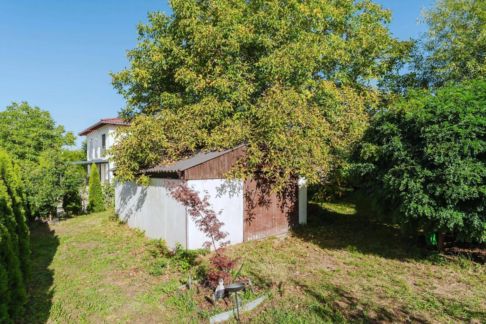 Ansicht mit Fertigteilgarage Garten