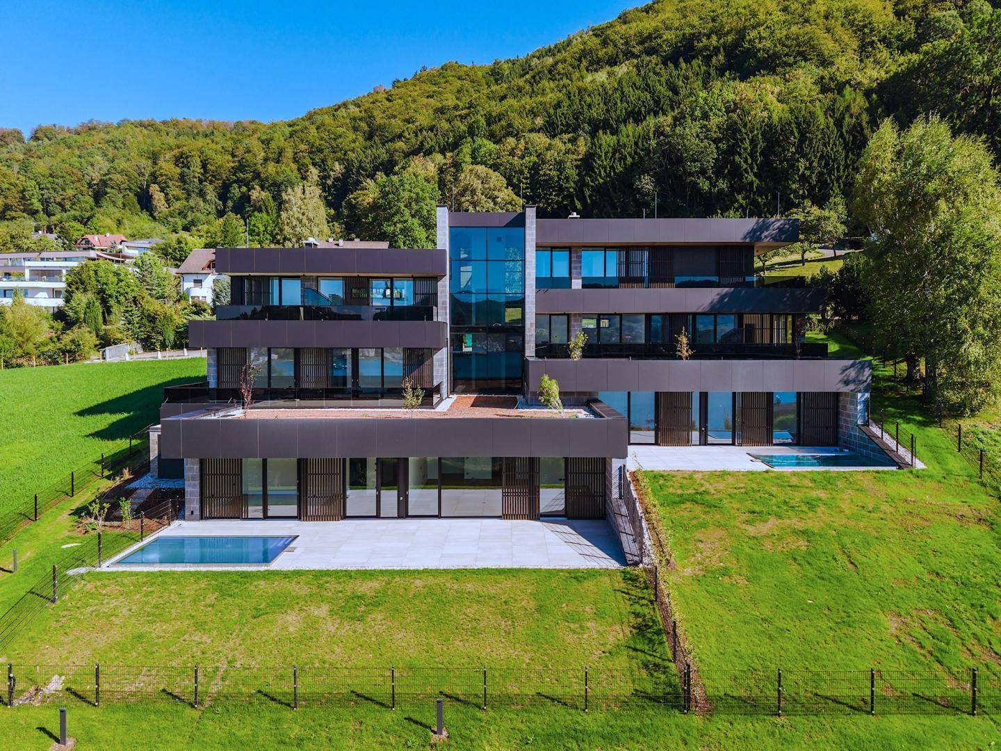 EINE AUSSERGEWÖHNLICHE LAGE - EINE AUSSERGEWÖHNLICHE AUSSTATTUNG - Pool und Seeblick