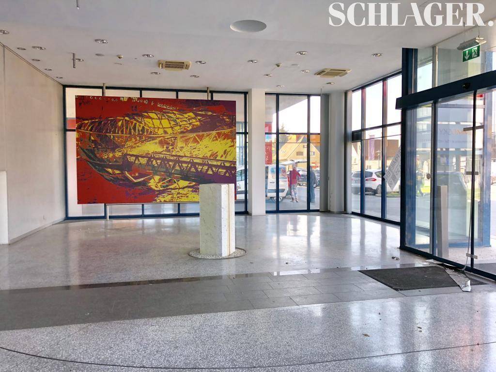 Helle Geschäftsflächen mit Kundenparkplätzen - Ansicht 2