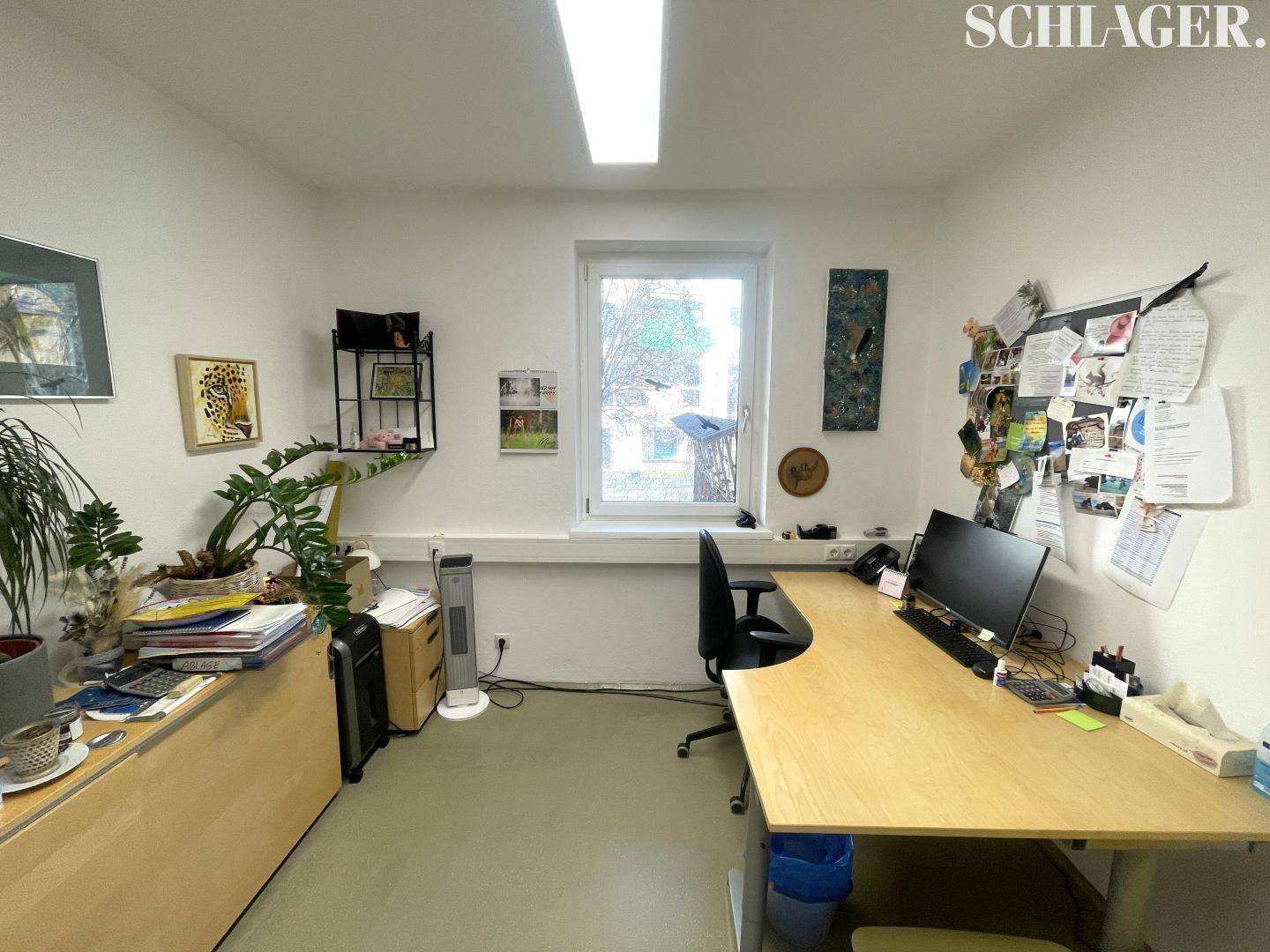 Funktionales Büro mit großem Schreibtisch, Stauraum und einem Fenster für natürliches Licht.