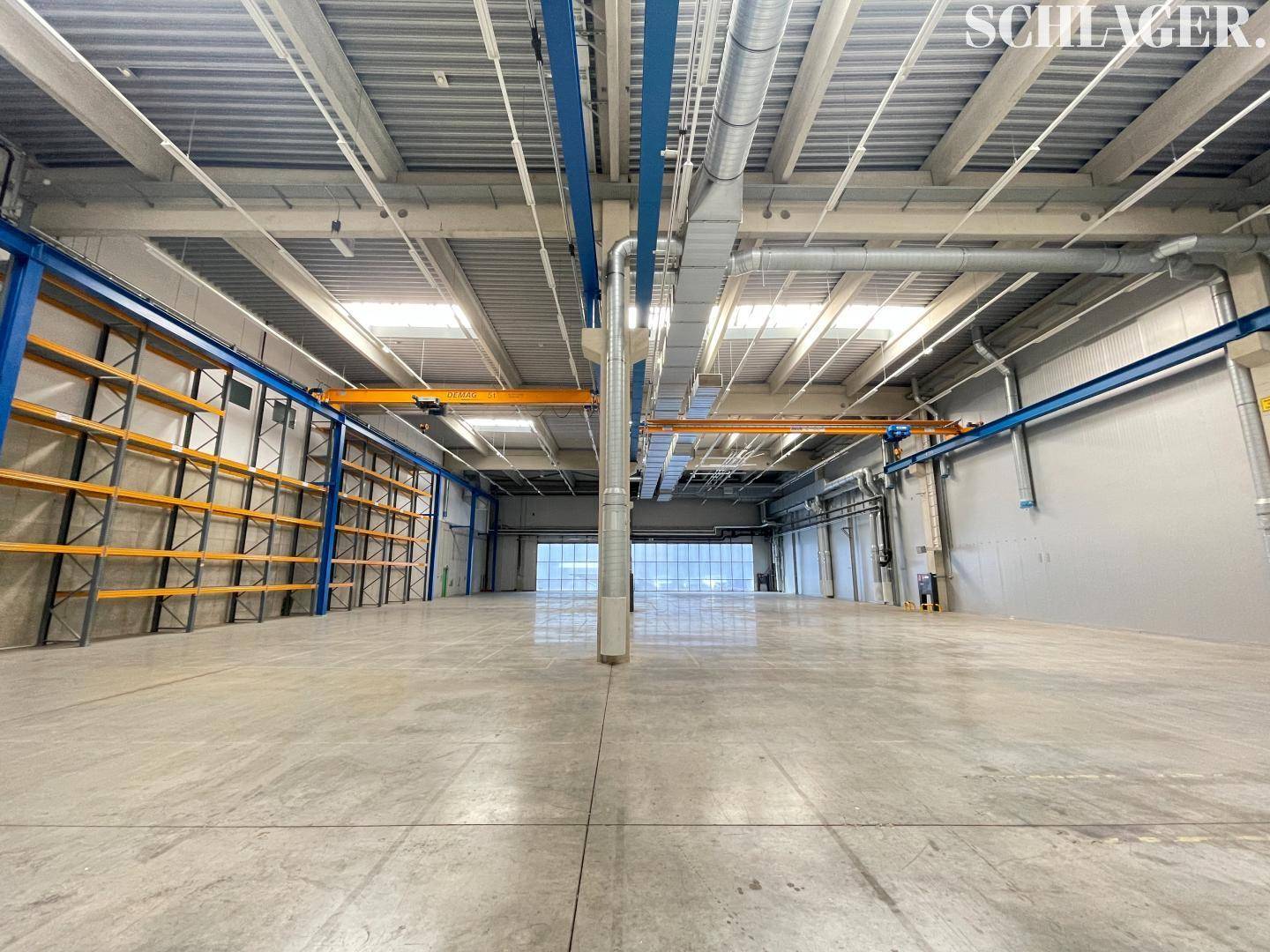 Helle Lagerhalle mit Betonboden, Oberlichtern und Kranbahnen, bietet vielseitige Nutzungsmöglichkeiten.
