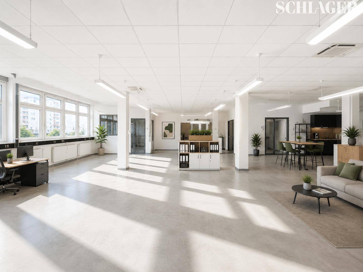 Heller, offener Bürobereich mit modernen Möbeln, Pflanzen und viel Tageslicht, bereit zur Nutzung.