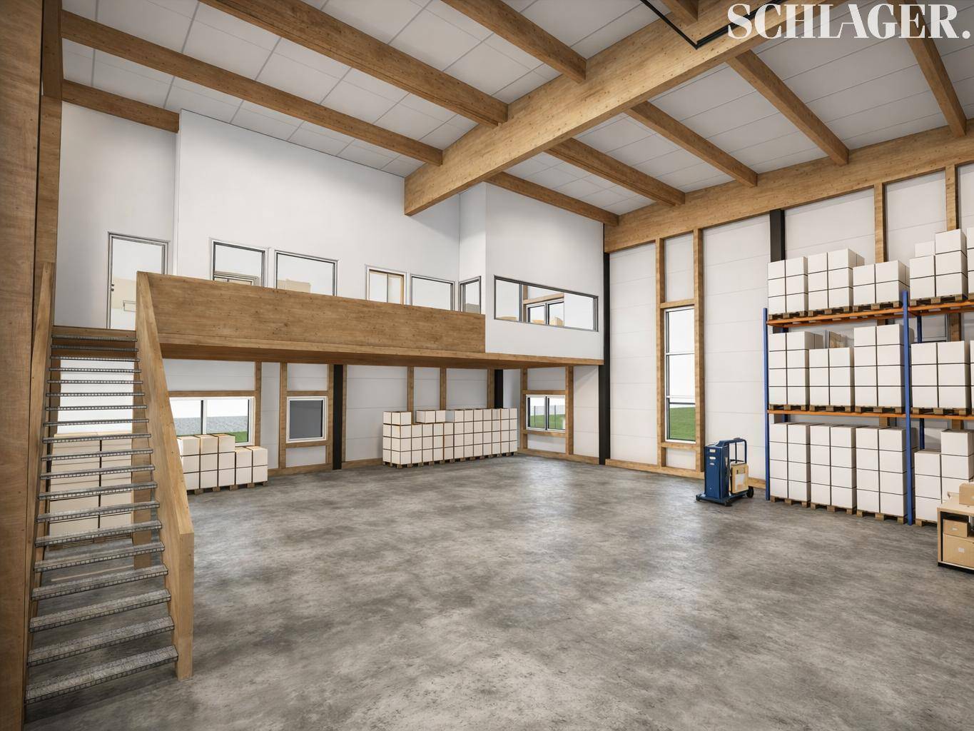 Geräumiger Innenraum einer Lagerhalle mit hohen Decken, Holzbalken und einer Galerieebene.