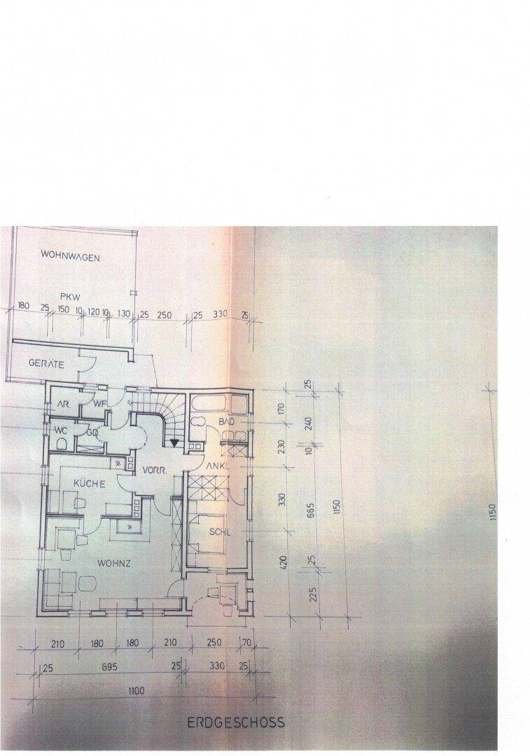 Grundriss des Erdgeschosses mit Küche, Wohnzimmer, Bad und WC.