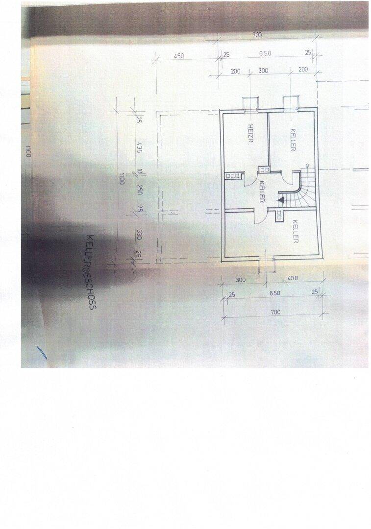 Grundriss des Kellergeschosses mit Heizraum und mehreren Kellerräumen.