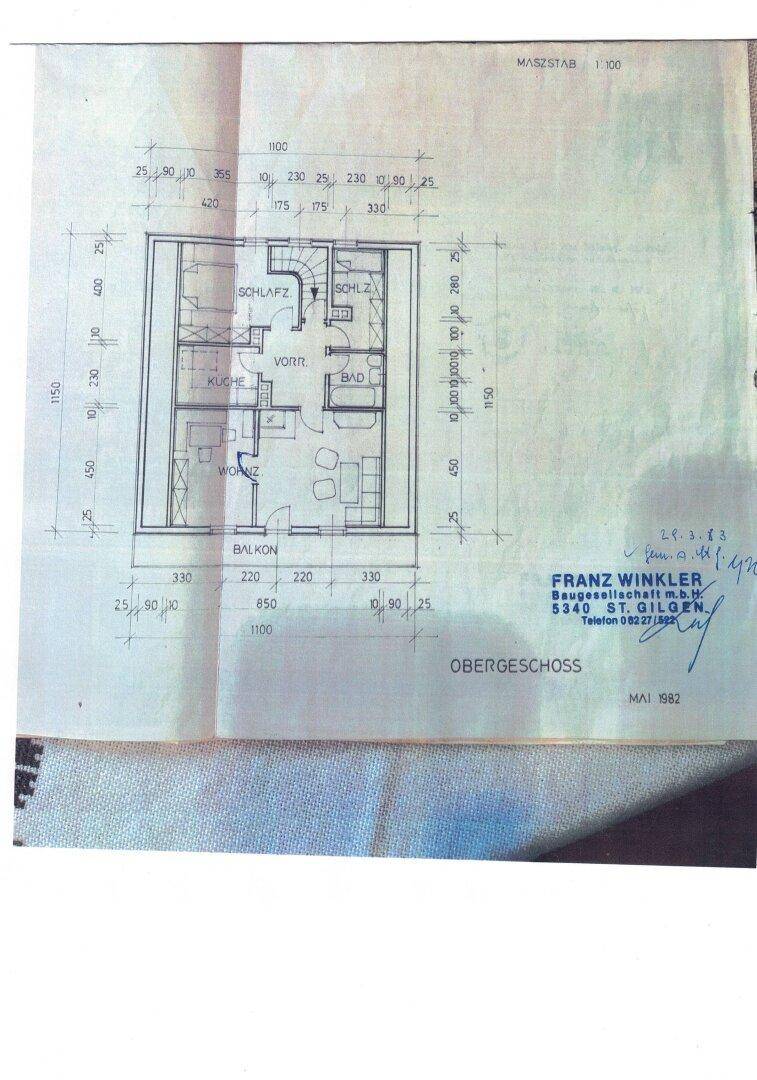 Grundriss des Obergeschosses mit Schlafzimmern, Bad und Balkon.