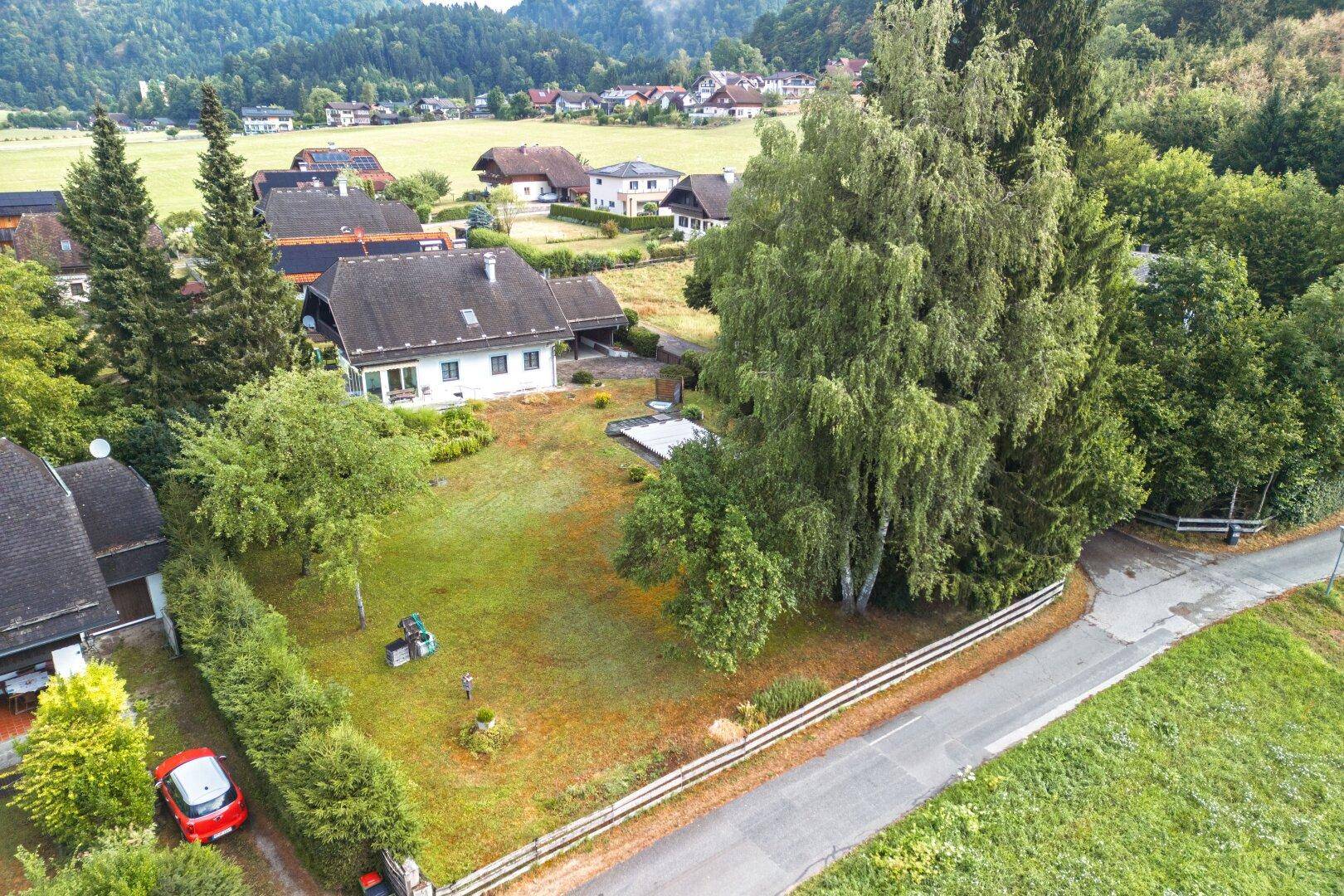 Luftaufnahme des Anwesens mit Wohnhaus, großem Garten und umliegender ländlicher Bebauung.