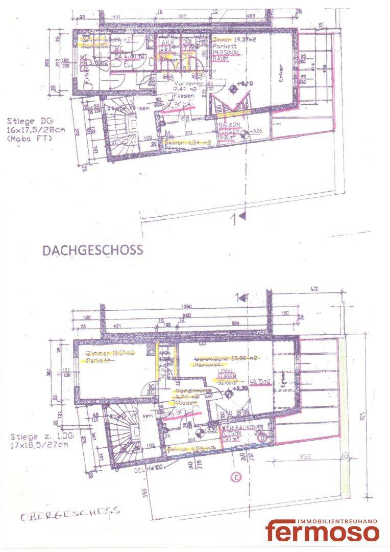 Zwei Grundrisse für das Dachgeschoss und Obergeschoss mit Balkonen und Treppenaufgängen.