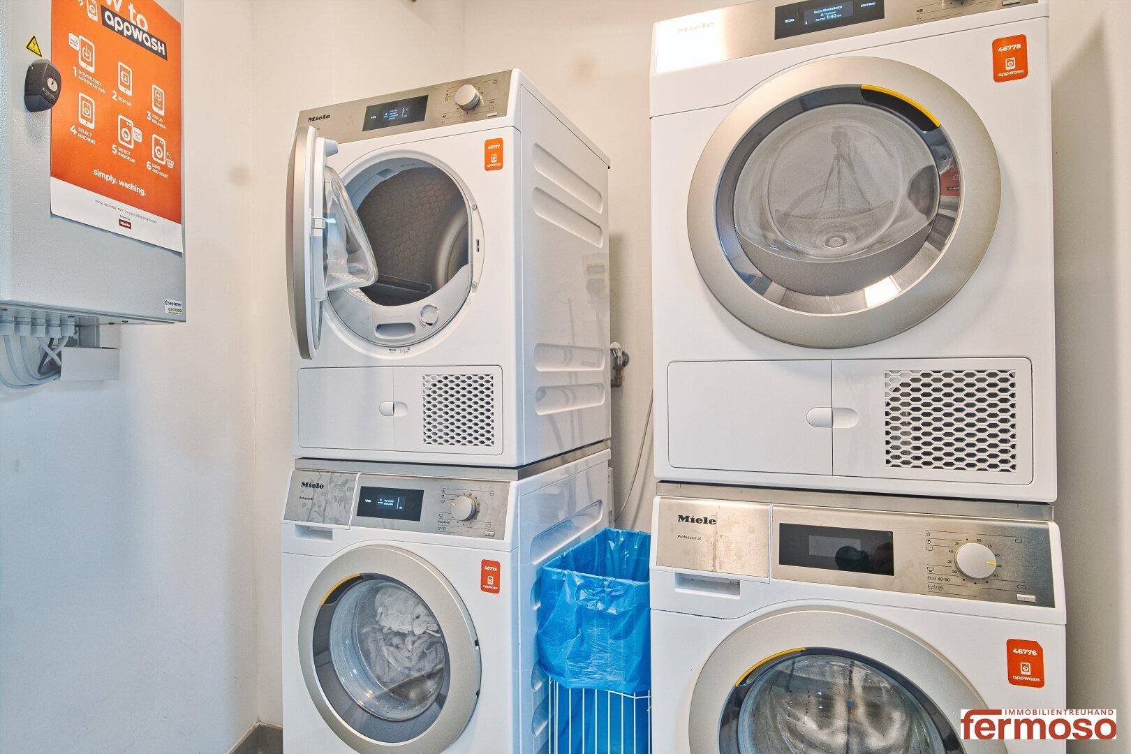 Gemeinschaftlicher Waschraum mit modernen Miele Waschmaschinen und Trocknern.