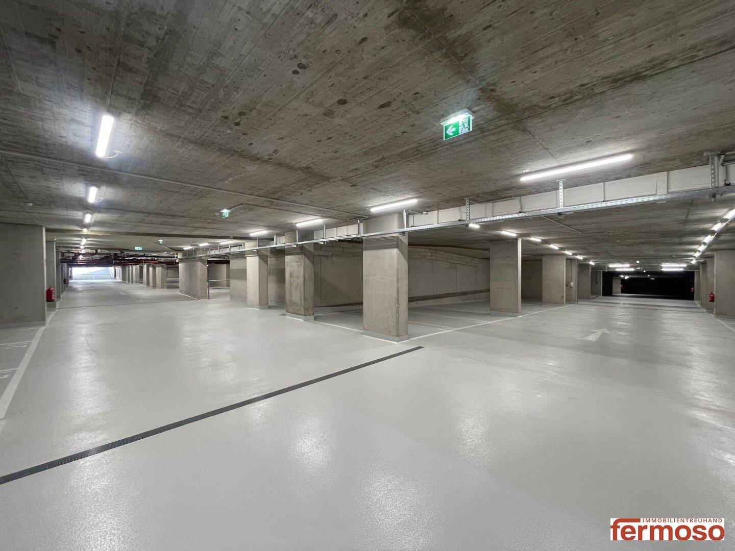 Geräumige Tiefgarage mit vielen Stellplätzen und guter Beleuchtung.
