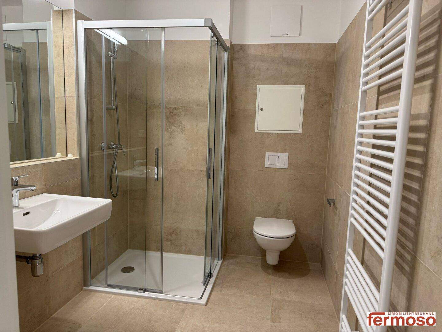 Modernes Badezimmer mit begehbarer Dusche, Wand-WC und beheiztem Handtuchhalter.