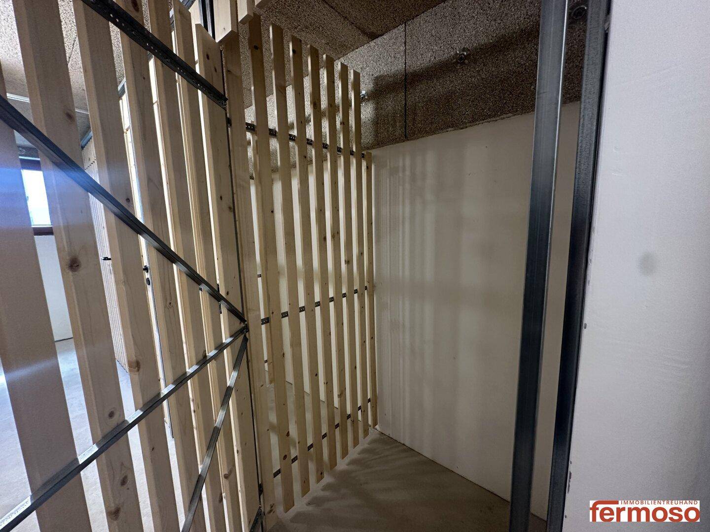 Detailansicht der Holzverschläge in den Kellerabteilen des Gebäudes.