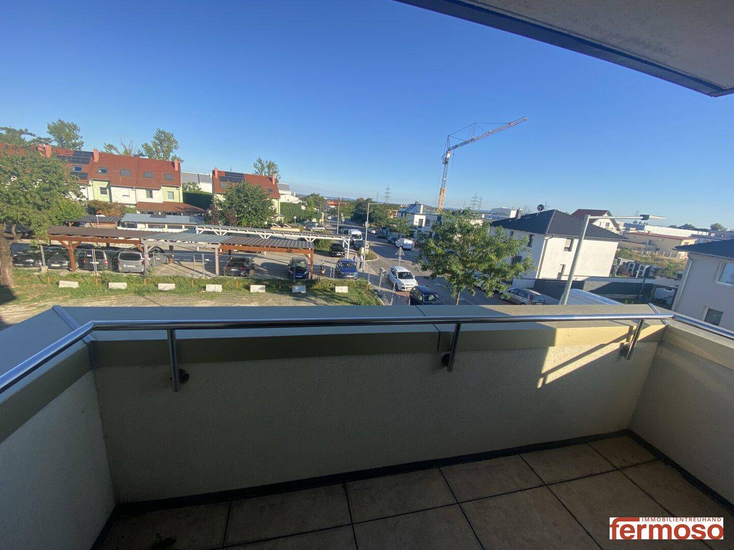 Balkon mit Blick auf die Umgebung und die umliegenden Gebäude.