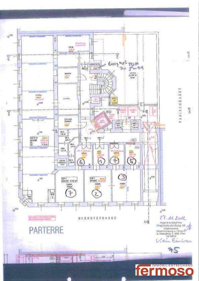 Detaillierter Grundriss des Erdgeschosses mit mehreren Räumen und einer Wendeltreppe.