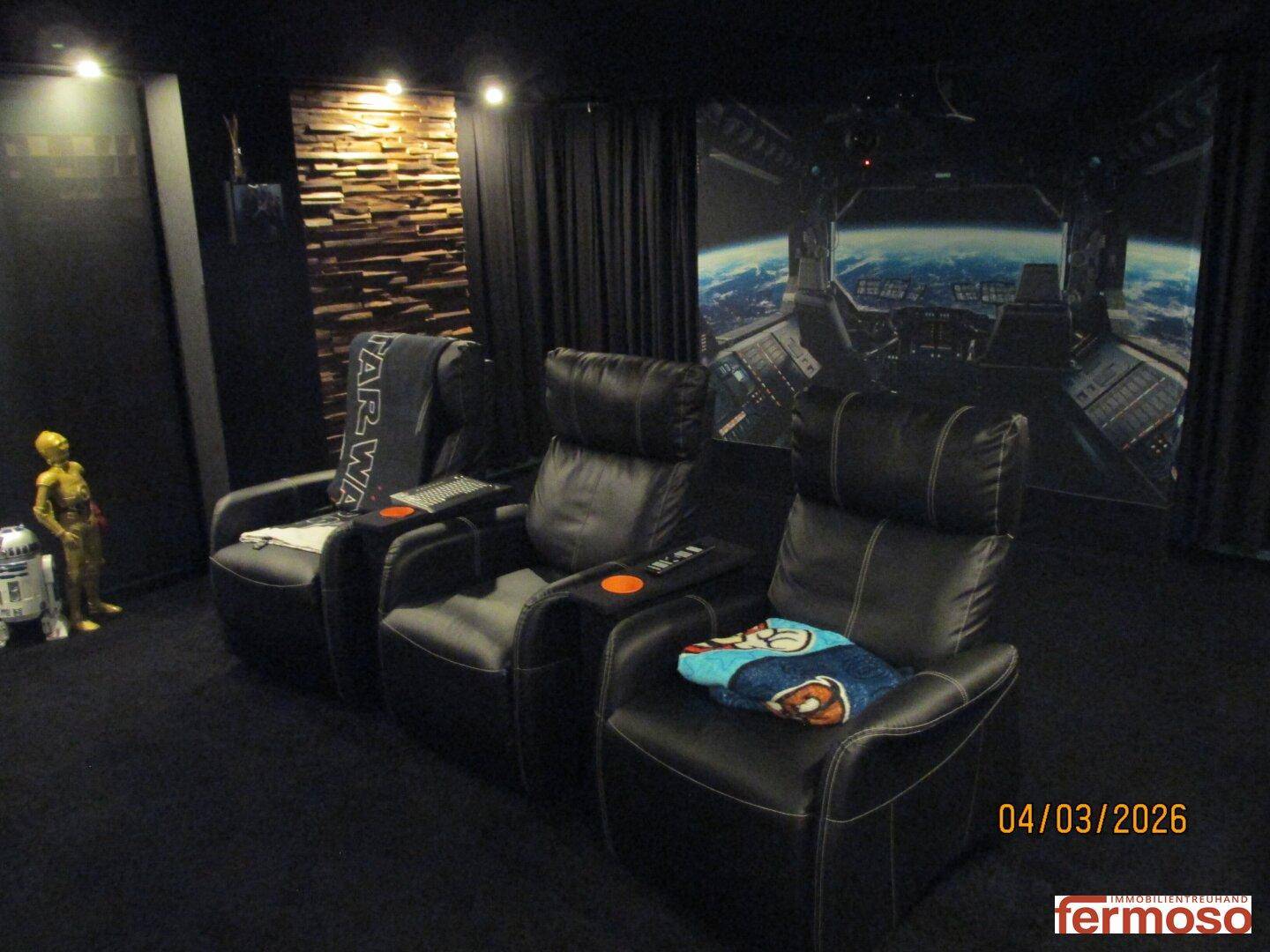 Gemütliches Heimkino mit bequemen Ledersesseln und Star Wars-Dekoration für Filmliebhaber.