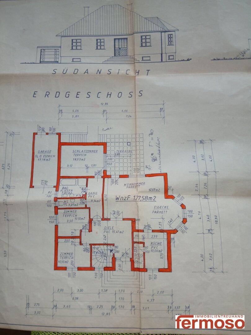 Grundriss des Erdgeschosses mit Wohnzimmer, Küche, Schlafzimmern und Terrasse.
