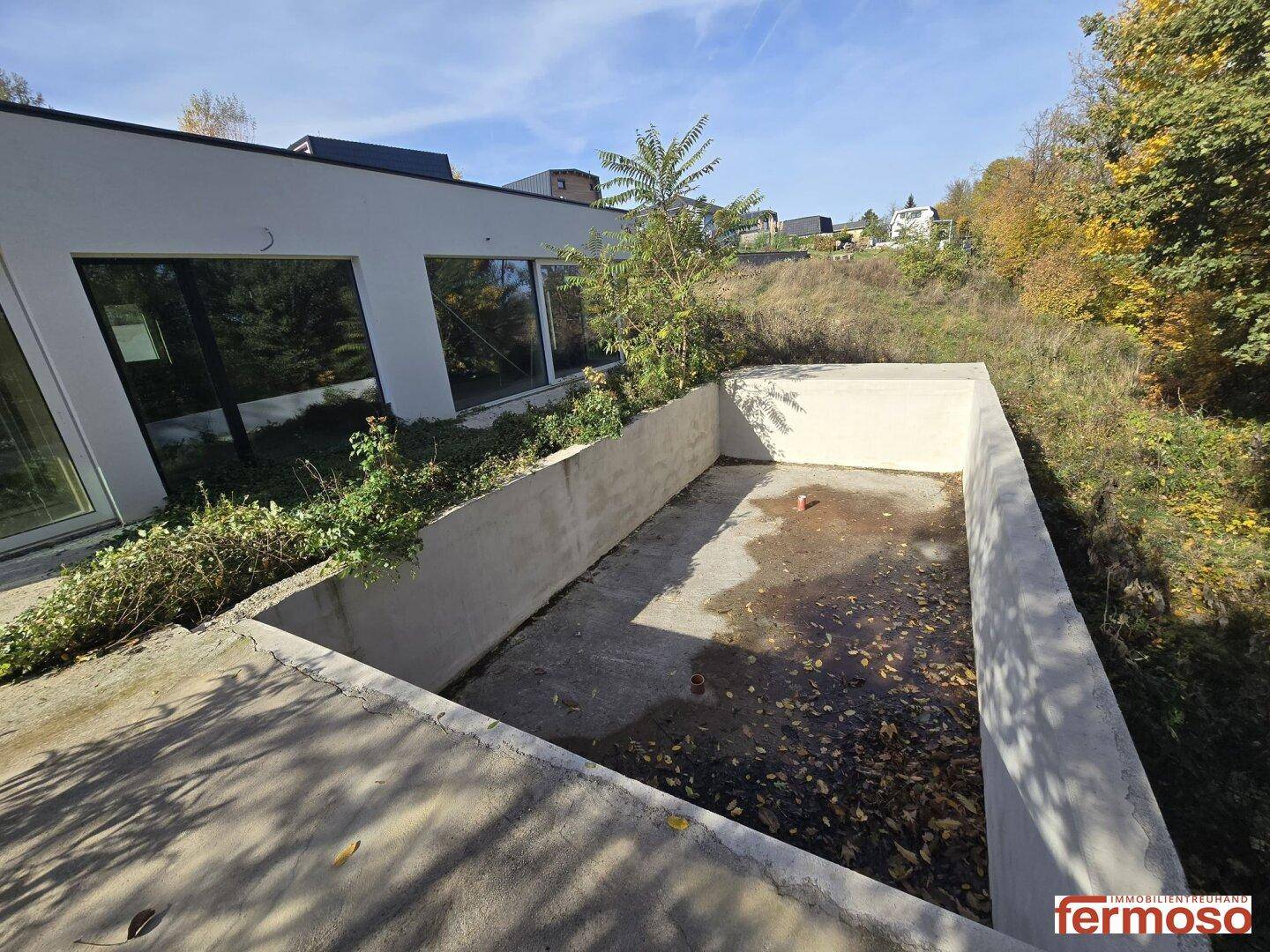 Zwei Reihenhäuser mit großem Grundstück &amp; Pool – Rohbauprojekt mit viel Potenzial - Ansicht 4