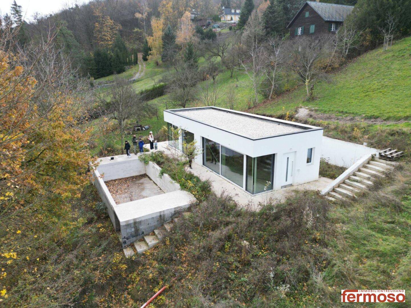 Zwei Reihenhäuser mit großem Grundstück &amp; Pool – Rohbauprojekt mit viel Potenzial - Ansicht 3