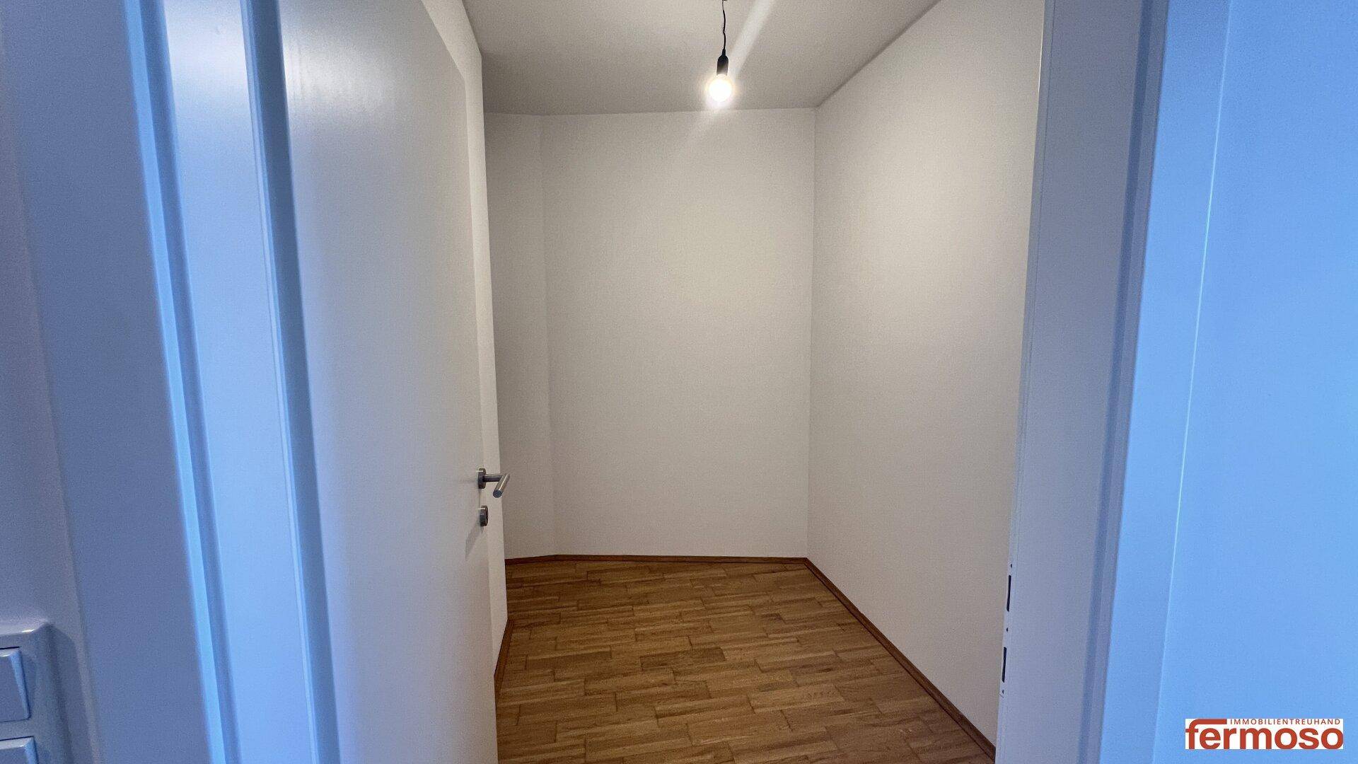 Praktischer Abstellraum mit Parkettboden, ideal für zusätzlichen Stauraum.