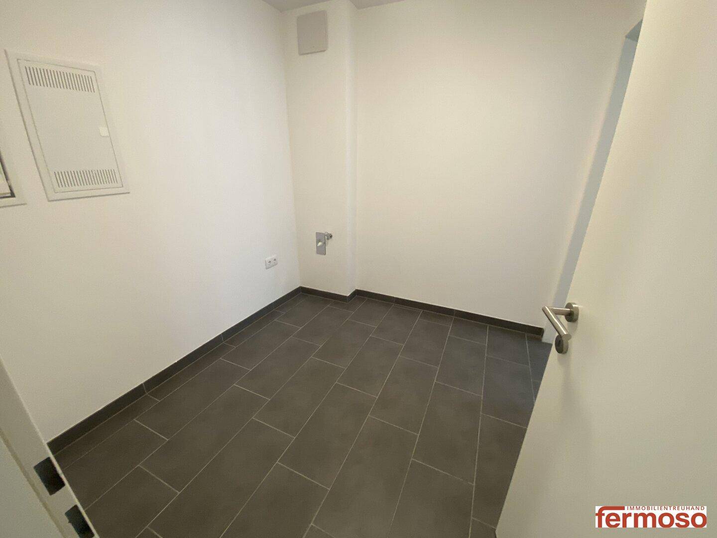 Praktischer Abstellraum mit Fliesenboden und ausreichend Platz für Haushaltsgeräte.